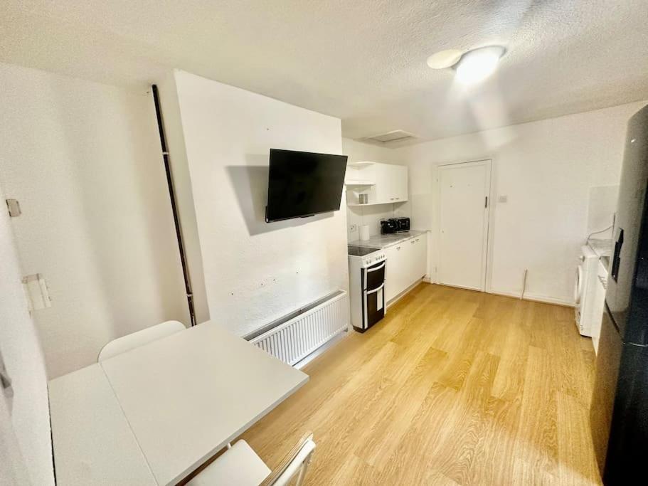 Cosy Two Bedroom Apartment,se13 *