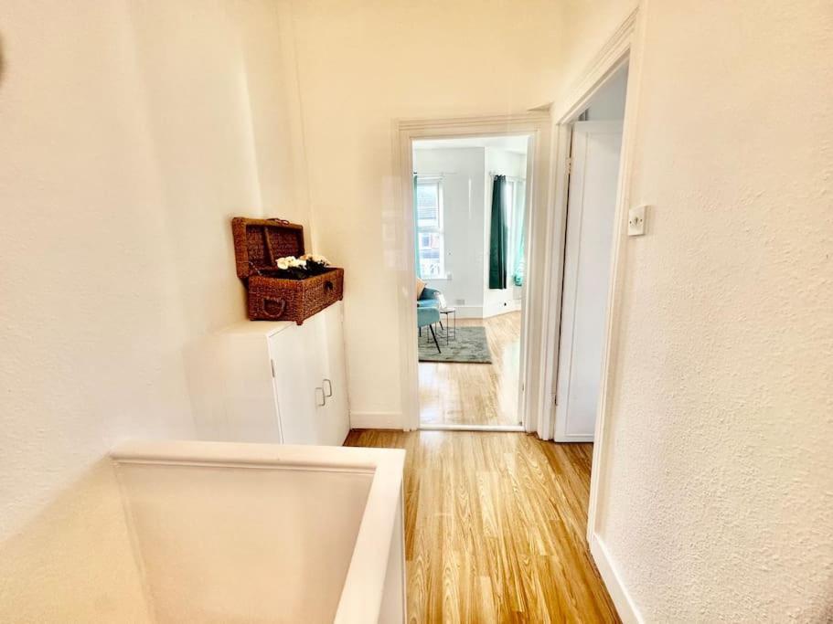 Cosy Two Bedroom Apartment,se13 *